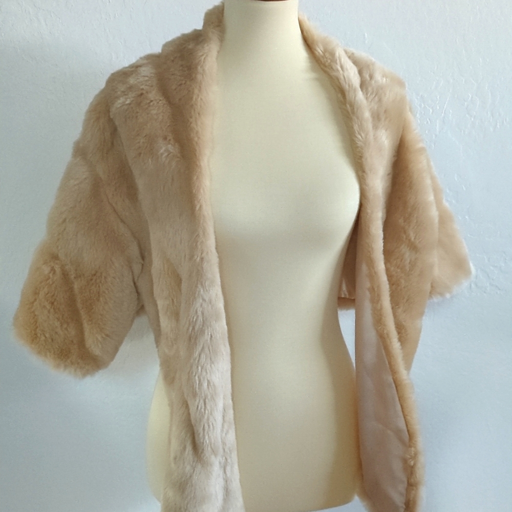 Donna Vinci Faux Fur Shawl/Wrap/Capelet.  Beige/Cream - Picture 3 of 17